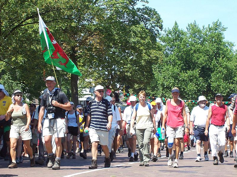 Wandelaars tijdens de Nijmeegse Vierdaagse van 2006. Bron: Maurits90, Wikimedia Commons.