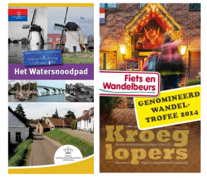 De twee wandelgidsen Kroeglopers en Het Watersnoodpad die de Wandeltrofee 2014 hebben gewonnen.