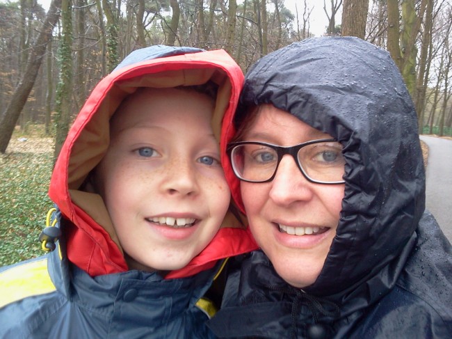 Marthe met haar zoon Sam tijdens de wandeling van het Utrechtpad