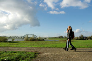 Wandelaars bij de IJssel - foto Bureau Hanzesteden