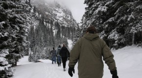 Wandelen in het winterse landschap van de Italiaanse Dolomieten