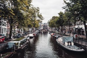 Stadswandeling door Amsterdam. Foto van Robin Benzrihem via Unsplash