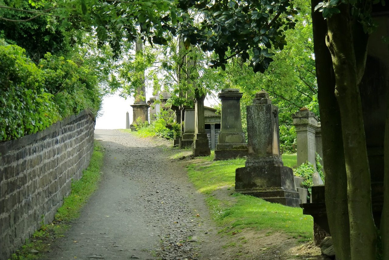 wandelen langs de begraafplaats