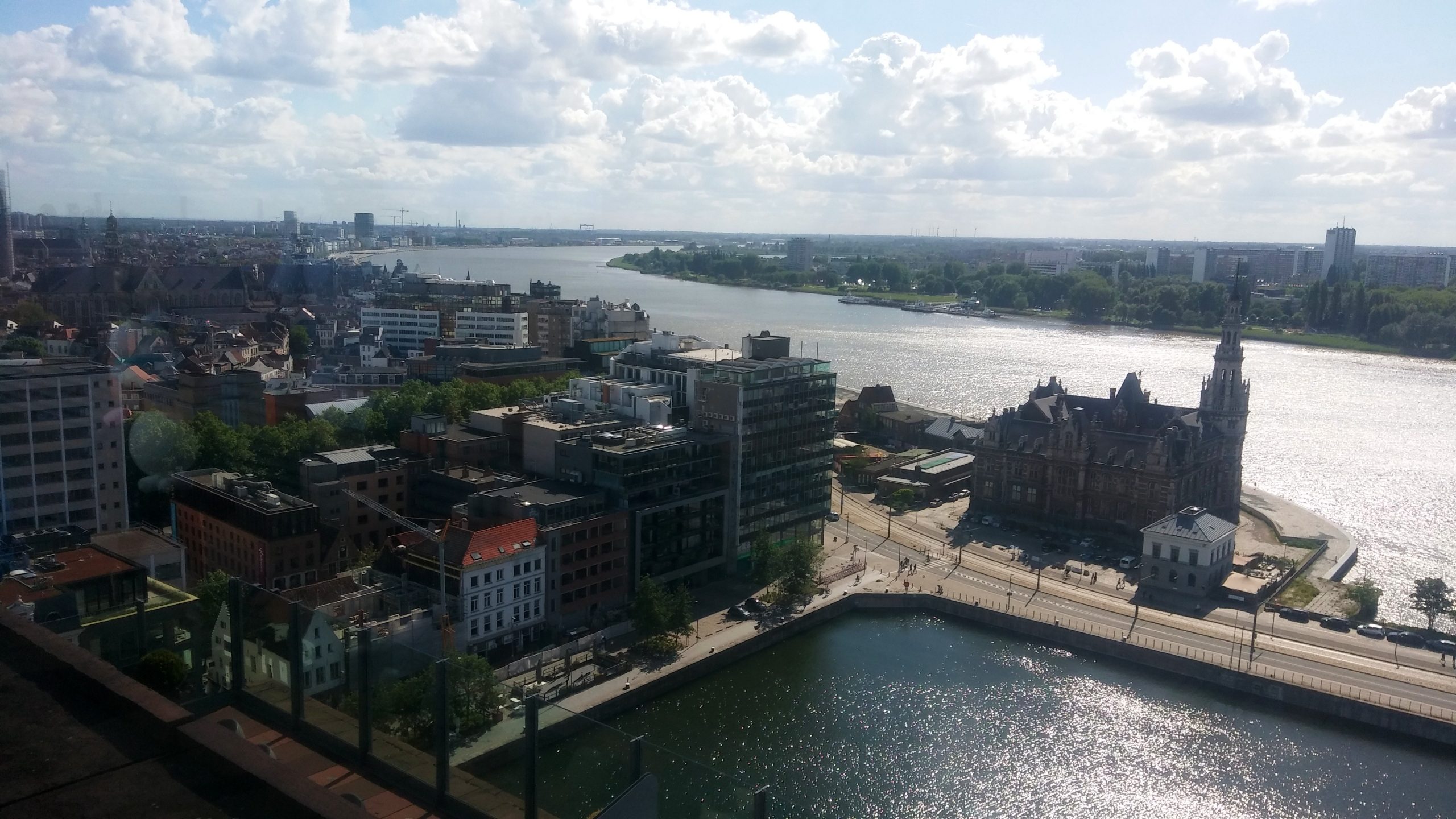 Wandelen langs de kaaien van de Schelde in Antwerpen